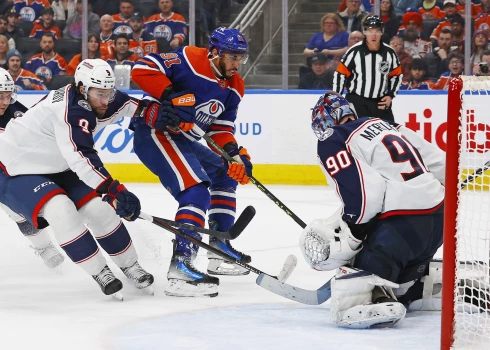 VIDEO: Merzļikins NHL mačā ielaiž četras ripas