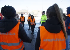 Ikgadējās karjeras izglītības akcijas "Ēnu diena" dalībnieki atkritumu apsaimniekošanas uzņēmuma "Clean R" teritorijā Vietalvas ielā.