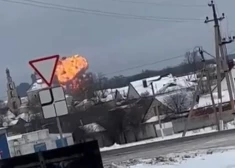 VIDEO: pie Ukrainas robežas nogāzusies Krievijas militārā transporta lidmašīna Il-76; daudz bojāgājušo