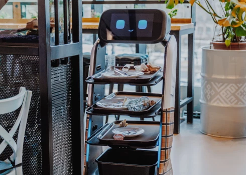 FOTO: nākotne ir klāt arī Rīgā - netīros traukus “LIDO” novāks roboti