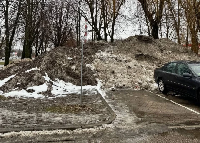 ФОТО: огромные грязные сугробы возле магазинов "радуют" жителей Иманты