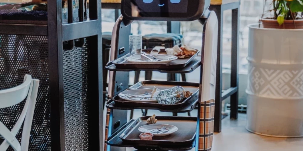 ФОТО: будущее уже в Риге - грязную посуду в LIDO убирают роботы