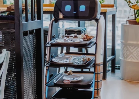 ФОТО: будущее уже в Риге - грязную посуду в LIDO убирают роботы