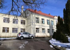 Pamatojoties uz IZM ziņojumu, plānots slēgt vai reorganizēt ap 60 lauku skolu dažādos Latvijas reģionos.