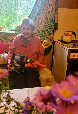 По мере роста активности благотворителей появляется возможность приобрести не только товары для дома, но и вспомогательные средства, которые так необходимы многим пожилым людям, например, ходунки и костыли.