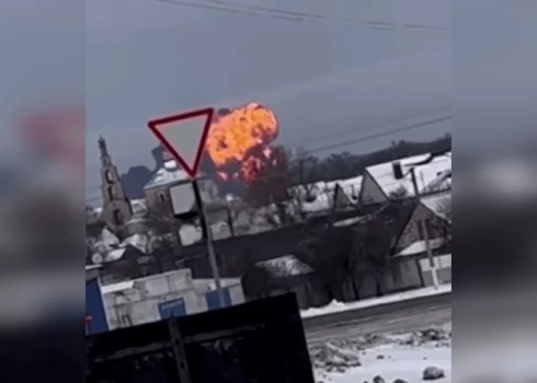 Самолет Ил-76 потерпел крушение в Белгородской области. По данным МО РФ, на борту находились пленные украинцы