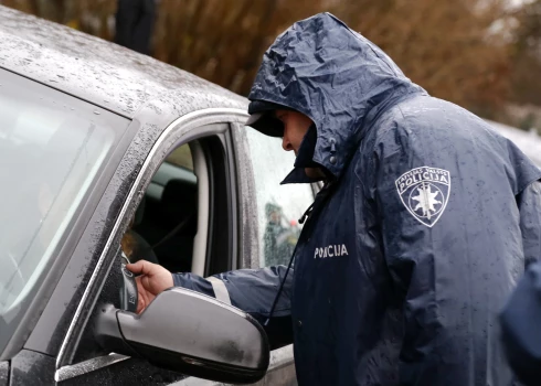 Jelgavā sieviete 2,43 promiļu reibumā izraisa sadursmi ar vēl trīs citām automašīnām