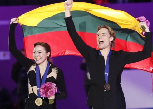 Elisona Rīda un Sauļus Ambrulevičs pēc bronzas medaļas izcīnīšanas Eiropas čempionātā.