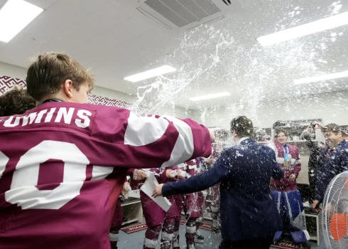 FOTO: Latvijas 3x3 hokejisti kļūst par Jaunatnes ziemas olimpisko spēļu čempioniem
