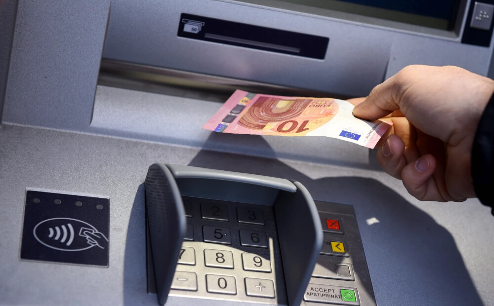 Bankām būs jāinformē VID par klientu kontos iemaksāto vai izņemto skaidro naudu, izmantojot bankomātus