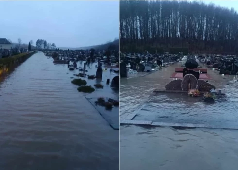 Сюрреалистическое зрелище: в Литве целое кладбище уходит под воду, похороны приходится переносить