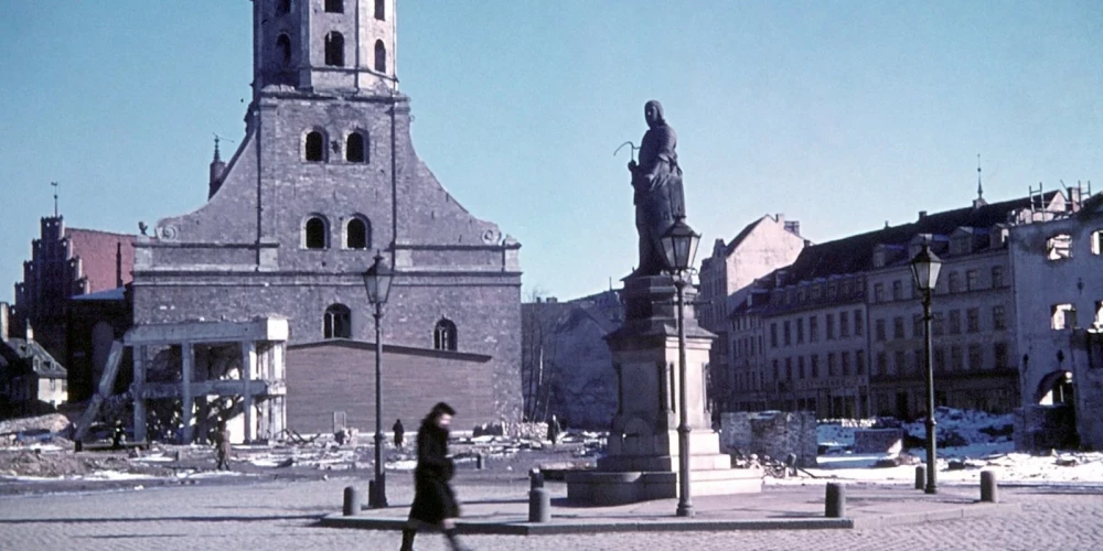 Otrā pasaules kara laikā sagrautā Rīgas Pēterbaznīca.
