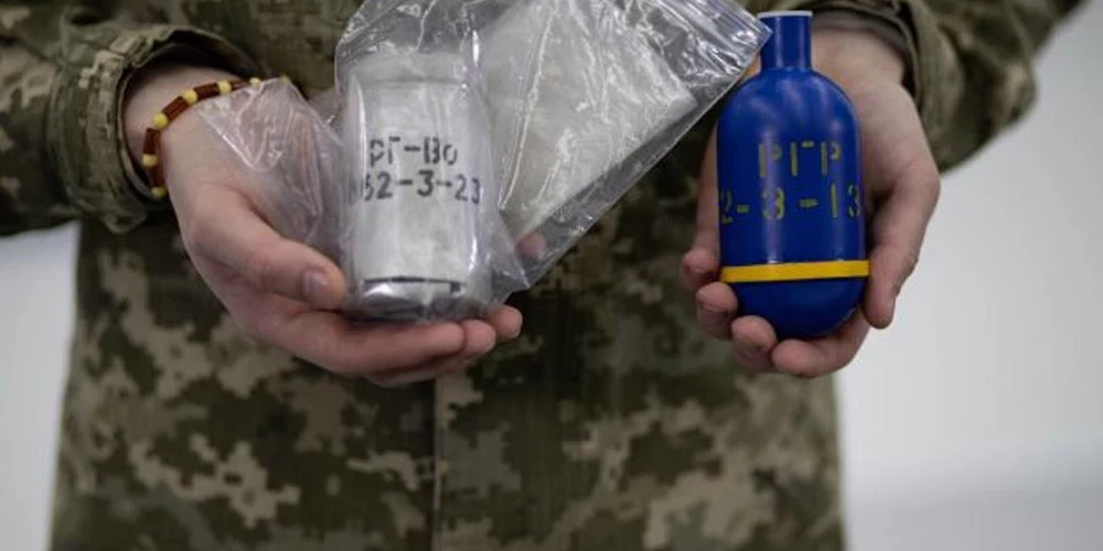 Nogalina piecu minūšu laikā: okupanti Ukrainā sākuši izmantot granātas ar toksiskām vielām