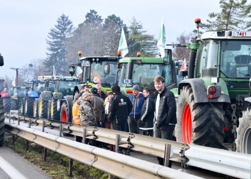 VIDEO: protestējošie franču zemnieki vietējo "McDonald's" sagandē ar kūtsmēsliem. Valstī pieaug lauksaimnieku protesti