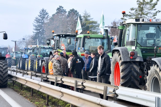 Franču zemnieki daudzviet ar traktortehniku bloķējuši ceļus.