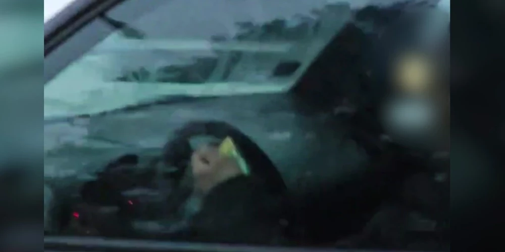 Видео очевидца: водитель смотрит захватывающий фильм прямо за рулем автомобиля