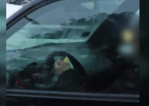 Видео очевидца: водитель смотрит захватывающий фильм прямо за рулем автомобиля