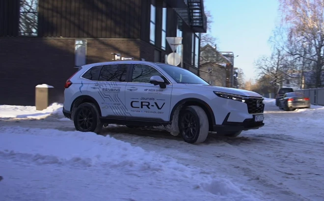 "CR-V" atstāts viens vienīgs 2 litru dzinējs, kas kopā ar 135 kilovatu elektromotoru attīsta 184 zirgspēku summāro jaudu.