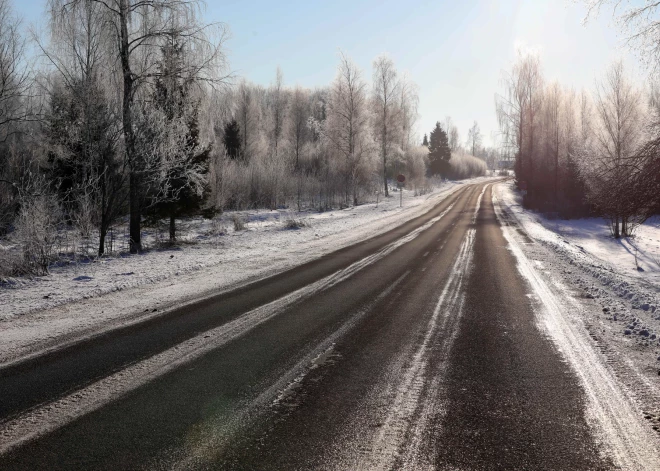 Piektdienas rītā Latvijā daudzviet apledo autoceļi; strādā 143 ziemas tehnikas vienības