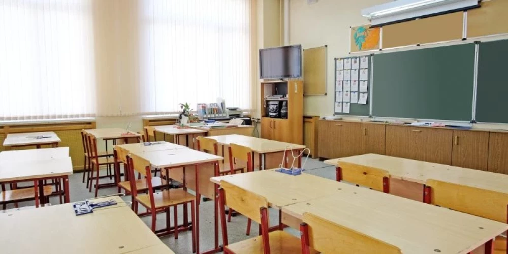 Pašvaldības prāto, kā ietaupīt naudu: slēgs skolas, saīsinās darba laiku. "Budžeta kaujas" visā Latvijā