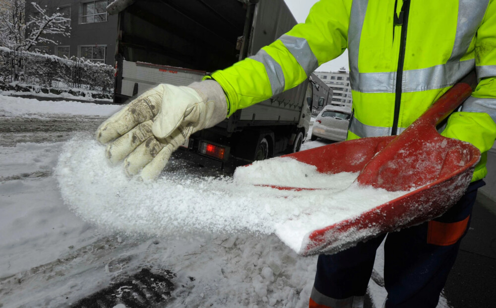 “Sāls sniedz stabilus rezultātus,” Rīgas pašvaldība skaidro sāls izmantošanu ielu tīrīšanā