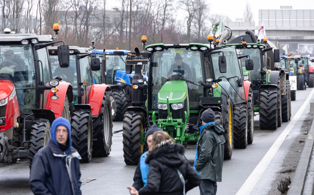 Parīze draud nokļūt traktoru ielenkumā