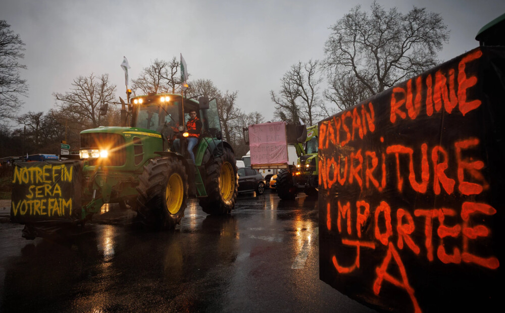 Francijas premjers piekāpjas kareivīgi noskaņoto lauksaimnieku prasībām