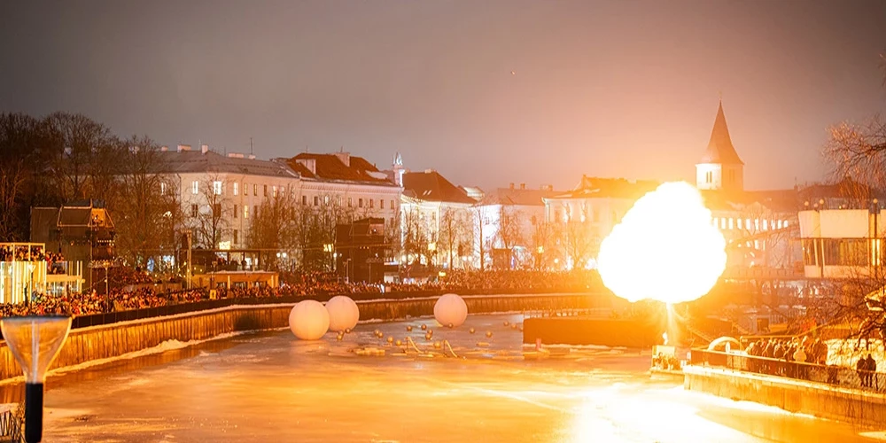 "Tartu" 2024 atklāšanas ceremonija Emajegi upes krastā pulcēja tūkstošiem Tartu iedzīvotāju un viesu.