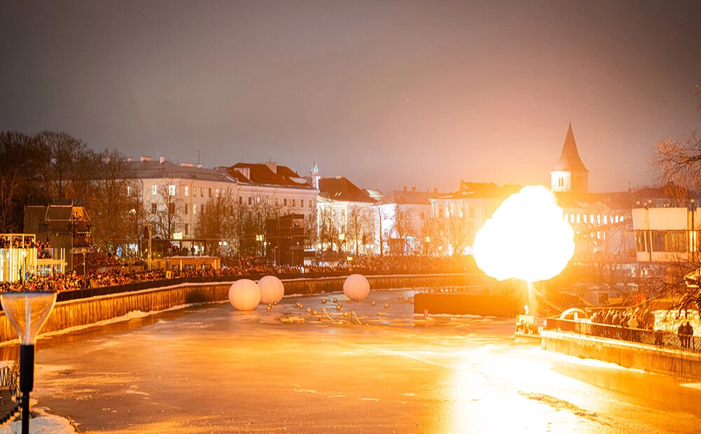 FOTO: ar iespaidīgu šovu un cilvēku pūļiem Tartu atklāj Eiropas kultūras galvaspilsētas gadu