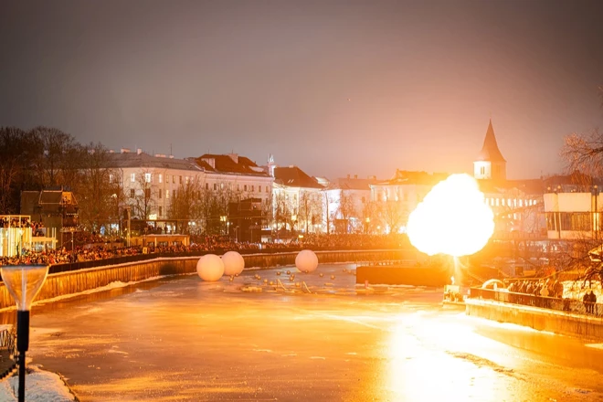 "Tartu" 2024 atklāšanas ceremonija Emajegi upes krastā pulcēja tūkstošiem Tartu iedzīvotāju un viesu.