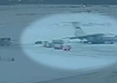 Krievija publicē miglainu video, kurā it kā redzami ukraiņu karagūstekņi, kas iekāpj Il-76