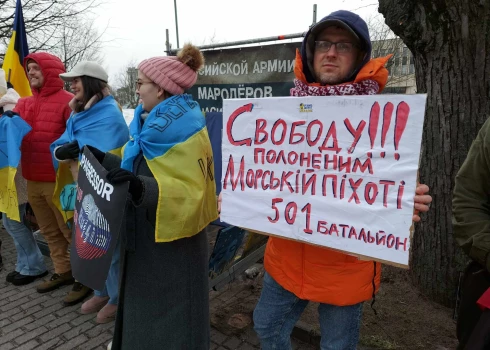 Pie agresorvalsts vēstniecības pulcējas Ukrainas atbalsta biedrība.
