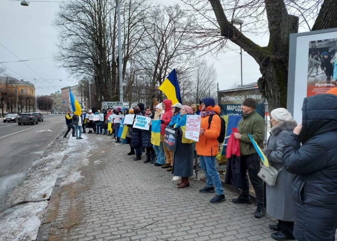 Pie Krievijas vēstniecības Latvijā 27. janvārī notiek Ukrainas atbalsta biedrības rīkota akcija, kurā tiek pieprasīts atbrīvot Krievijā nonākušos, sagūstītos Ukrainas iedzīvotājus.