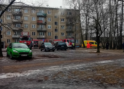 VIDEO: Juglā daudzstāvu ēkā dedzis dzīvoklis; divi cietušie smagā stāvoklī nogādāti slimnīcā