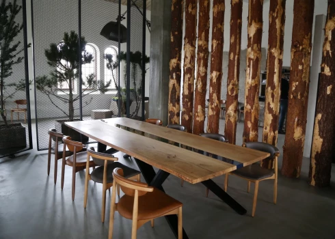 Viens no galdiņiem "Max Cekot Kitchen" restorānu.