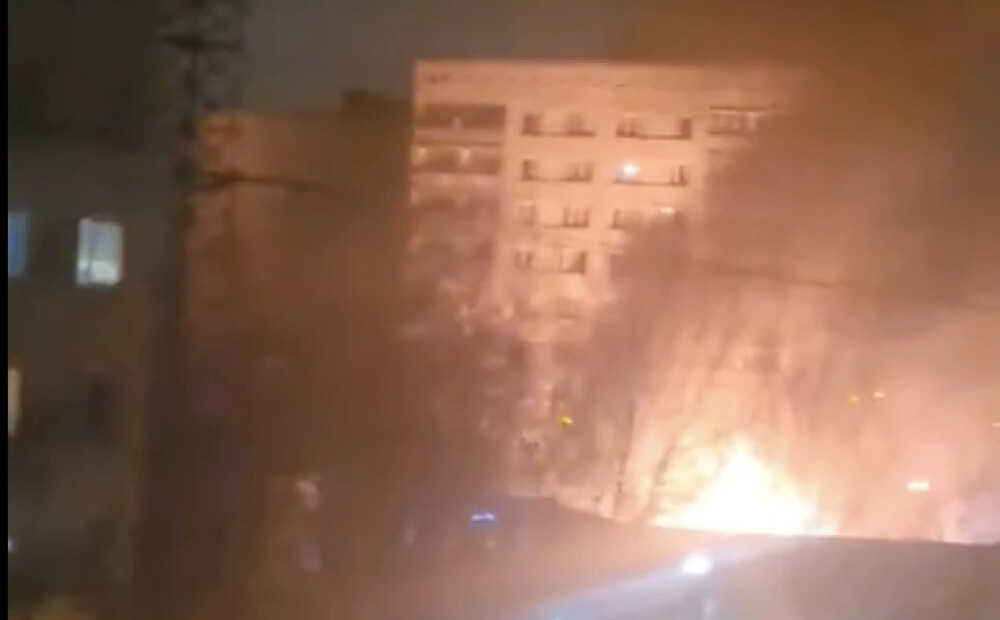 VIDEO: Rīgā naktī izcēlies paaugstinātas bīstamības ugunsgrēks