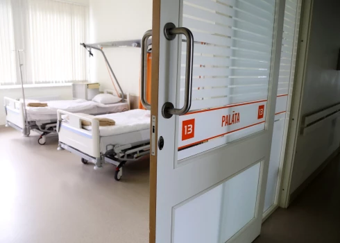 Ventspils slimnīcā 30 gadus vecai pacientei pirmo reizi veikta ceturtās pakāpes skoliozes operācija