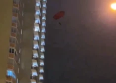 VIDEO: pārgalvis ar izpletni nolec no daudzstāvu dzīvojamās mājas balkona