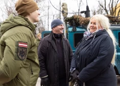 FOTO: mammas un tēti dodas apraudzīt obligātā dienesta jaunos karavīrus