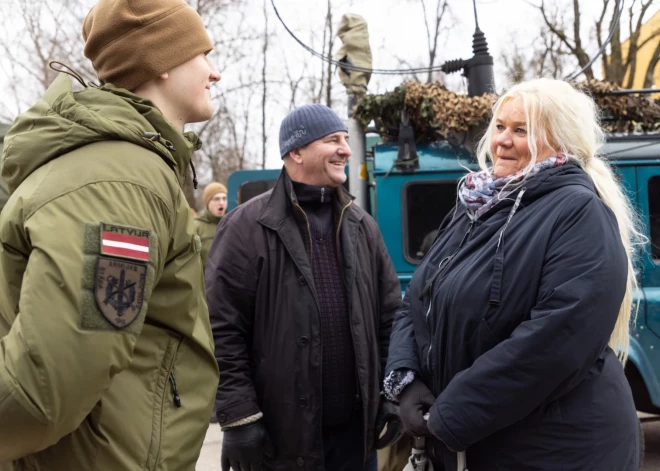 27.01.2024. - Rīga, Latvija. Štāba bataljonā norisinās Valsts aizsardzības dienesta (VAD) karavīru Vecāku diena, lai iepazīstinātu ar VAD karavīru ikdienu viņu vecākus un tuvākos ģimenes locekļus. Nacionālo bruņoto spēku Štāba bataljonā kopš šī gada 17. janvāra dien 59 jauni, patriotiski un apņēmības pilni VAD otrā iesaukuma karavīri.Foto: Gatis Dieziņš (Aizsardzības ministrija)