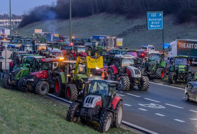 Milzīgs skaits traktoru uz ātrgaitas šosejas pie Beļģijas un Francijas robežas 2024. gada 29. janvāra naktī. Lauksaimnieku protesti pieaug visā Eiropā, zemnieki pieprasa labākus apstākļus produkcijas audzēšanai un pienācīgu ienākumu uzturēšanai.