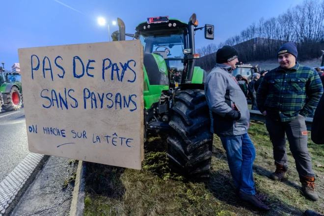 Lauksaimnieku protests 2024. gada 29. janvāra naktī, bloķējot ātrgaitas šoseju pie Beļģijas un Francijas robežas. "Nav zemes bez zemniekiem," vēstī uzraksts uz plakāta.