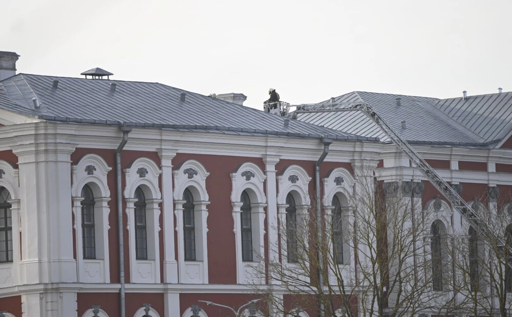 Dūmo Jelgavas pils bēniņi, evakuēti cilvēki