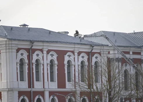 Dūmo Jelgavas pils bēniņi, evakuēti cilvēki