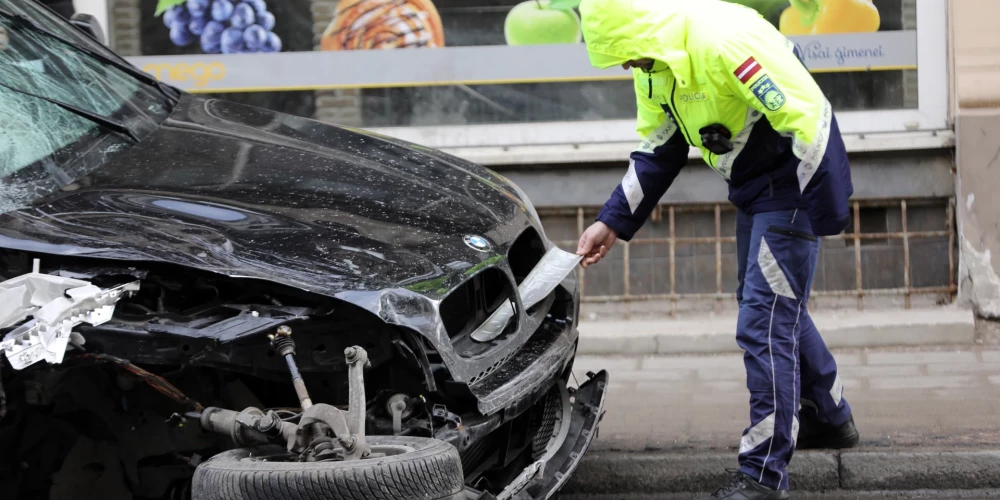 No Rīgas ielām noņemti vairāki auto katastrofālā stāvoklī