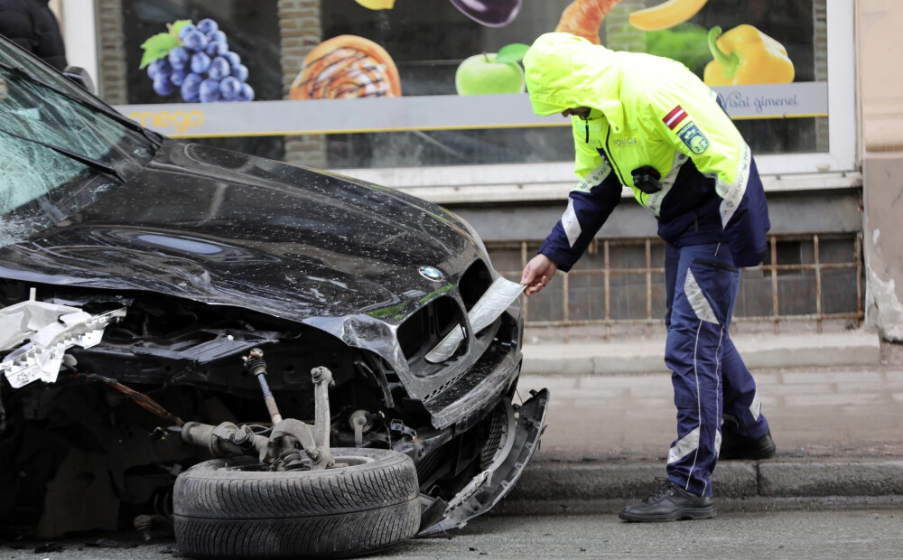 No Rīgas ielām noņemti vairāki auto katastrofālā stāvoklī