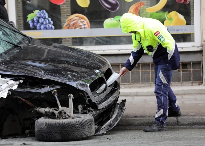 No Rīgas ielām noņemti vairāki auto katastrofālā stāvoklī