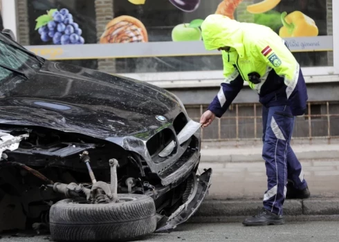 По улицам Риги ездят машины в аварийном состоянии - полиция отлавливает "мусорники" на колесах