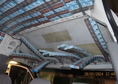 Izdomas bagāti! VID muitas amatpersonas mikroautobusa jumta konstrukcijā atklāj kontrabandu 100 000 eiro vērtībā. FOTO