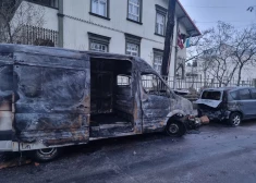 В Вецмигрависе сгорел припаркованный возле дома микроавтобус.